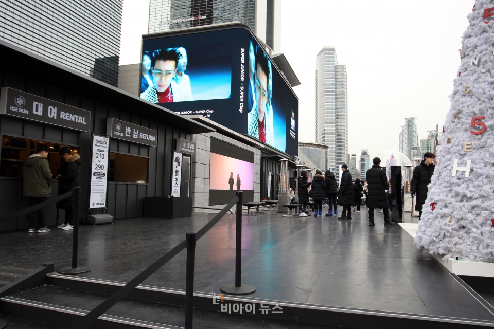 코엑스 K-POP광장 아이스링크가 평일 오후라 한가하다.