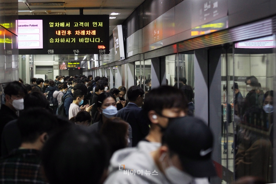 마스크 미착용시 지하철 이용이 제한된다.