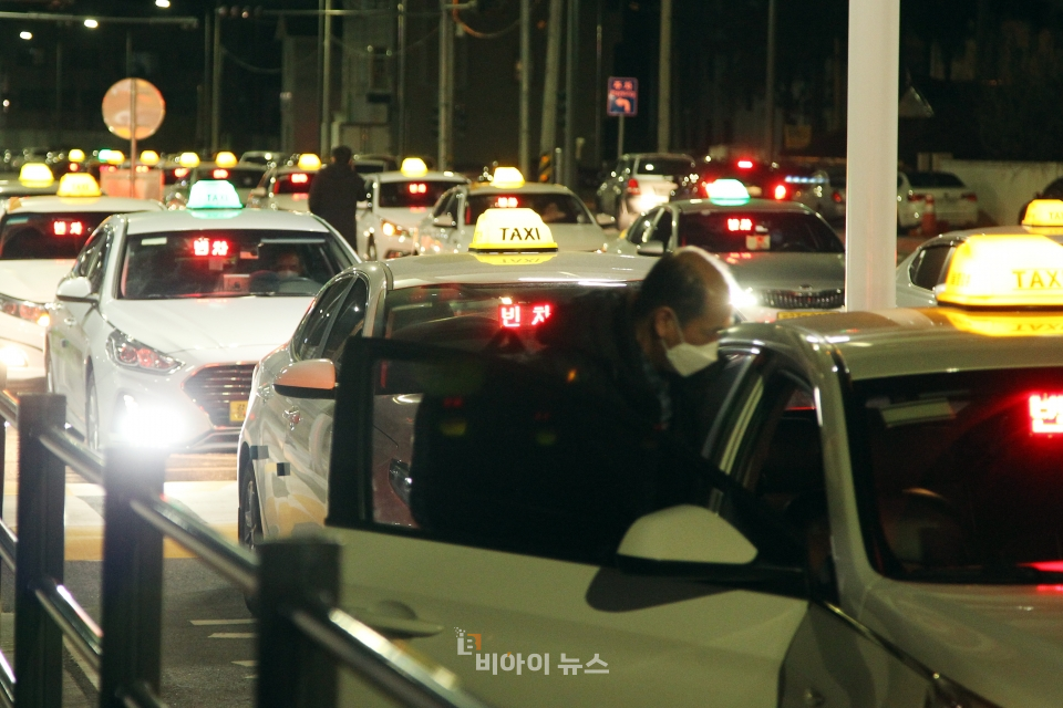 택시를 이용하는 승객들도 마스크 착용은 필수.