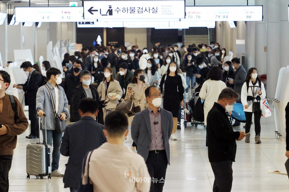 내일부터는 비행기 탑승시에도 마스크 착용 의무화가 모든 국제선 및 국내선으로 확대된다.