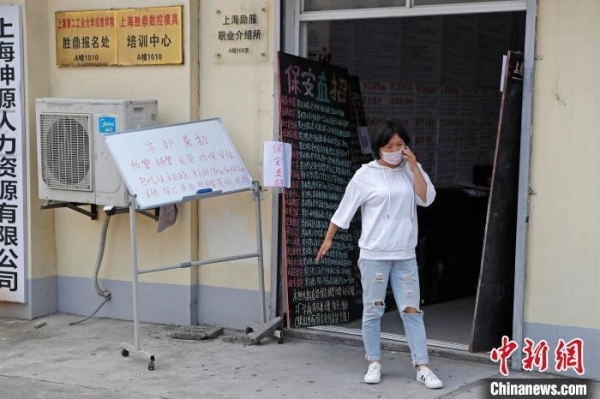 구인을 원하는 기업과 연락을 하는 인력시장 직원 © 중신망(中新网)